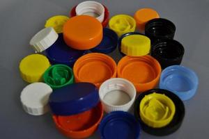 plastflaskproppar i färger