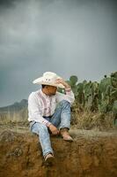 mexikansk cowboy, agave växter, natur skönhet, solglasögon, småbarn, fängslande landskap foto