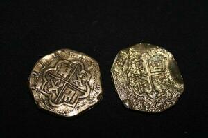 guld och silver- mynt lagd ut på visa. foto