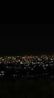 natt se av de stad från de topp av de kulle foto