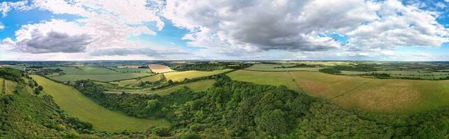 panorama- hög vinkel se av brittiskt landsbygden landskap under de skön solnedgång. de antal fot var fångad på slipsko klappare luton, bedfordshire England Storbritannien på juni 24:e, 2023 foto