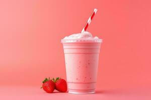 jordgubb milkshake i plast hämtmat kopp isolerat på rosa bakgrund. ai genererad foto