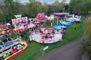 hög vinkel se av lokal- offentlig karneval och offentlig tivoli hölls för eid festival av muslim gemenskap på wardown offentlig parkera av luton stad av England Storbritannien på april 23:e, 2023 foto