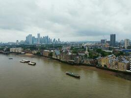 hög vinkel se av flod thames på London bro, central London huvudstad stad av England bra storbritannien Storbritannien, mest attraktiv turist attraktion plats fångad på juni 08:e, 2023 foto