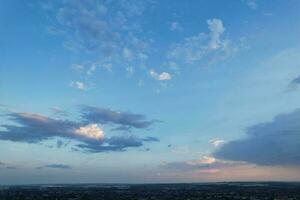 hög vinkel se av luton stad av England under soluppgång med dramatiska moln över blå himmel. bild var fångad med drönare kamera på juli 8:e, 2023 foto