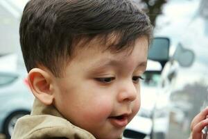 skön stänga upp porträtt av ett asiatisk pakistansk bebis pojke som heter ahmed mustafain haider är Framställ på Hem trädgård på helgon augustin ave luton, England Storbritannien. bild var fångad på april 03:e, 2023. foto