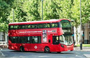 låg vinkel se av upptagen central London stad och väg med människor och trafik under molnig dag av juni 8:e, 2023 foto