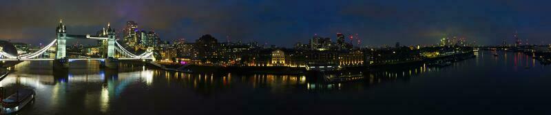 hög vinkel se av flod thames på London bro, central London huvudstad stad av England bra storbritannien Storbritannien, mest attraktiv turist attraktion plats fångad på juni 08:e, 2023 foto