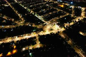 hög vinkel antal fot av central luton stad av England under natt. upplyst stad Centrum var fångad med drönare kamera på juli 8:e 2023 under mitten natt foto