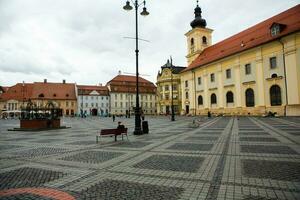 medeltida gata med historisk byggnader i de hjärta av Rumänien. sibiu de östra europeisk citadell stad. resa i Europa foto