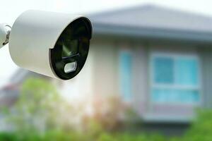 cCTV säkerhet kamera systemet utomhus- i privat hus eller by, stängd krets tv systemet. foto