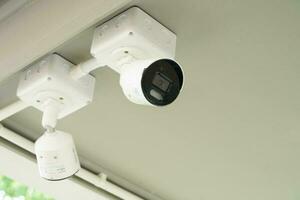cCTV säkerhet kamera systemet utomhus- i privat hus eller by, stängd krets tv systemet. foto
