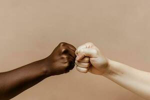 stänga upp av en näve stöta isolerat på beige bakgrund, händer och lagarbete, Stöd eller samarbete för team byggnad, solidaritet eller enhet, hand förbindelse, partnerskap eller hälsning. ai genererad foto