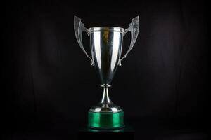 silver- lysande trofén kopp på mörk bakgrund. begrepp av Framgång och prestation foto