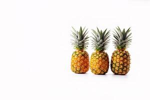 mogen ananas isolerat på en vit bakgrund med kopia Plats. ai genererad foto