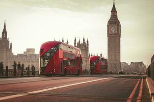 röd London buss på de westminster bro och stor ben torn i de bakgrund. foto