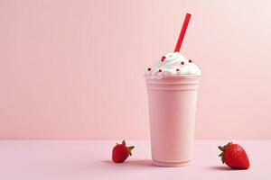 jordgubb milkshake i plast hämtmat kopp isolerat på rosa bakgrund. ai genererad foto