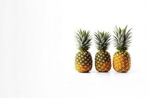 mogen ananas isolerat på en vit bakgrund med kopia Plats. ai genererad foto