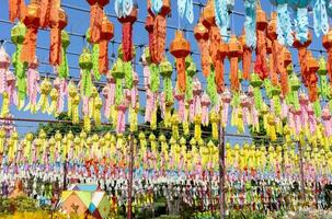 färgrik hängande lyktor belysning i loy krathong och ny år festival på nordlig av thailand foto