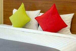 modern sovrum interiör med färgrik kudde på säng foto
