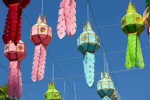 färgrik hängande lyktor belysning i loy krathong och ny år festival på nordlig av thailand foto