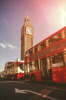 rad av klassisk dubbel- däck röd buss i london. stor ben i de distans. foto