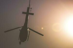 helikopter i de luft med solbelyst himmel bakgrund foto