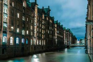 hamburg kanal på natt foto