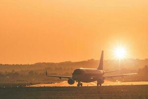 flygplan på de bana under solnedgång foto