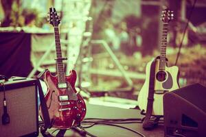 elektrisk och klassisk gitarrer på musikalisk prestanda konsert skede foto