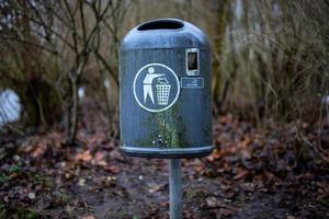 gammal papperskorg i området Wilhelmshaven Wiesenhof foto