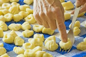 handgjort - hemlagad italiensk potatis klimpar, kallad Gnocchi foto