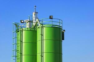 grön lagring silos foto