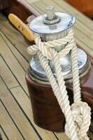 vinsch med rep på en trä- däck av en båt foto