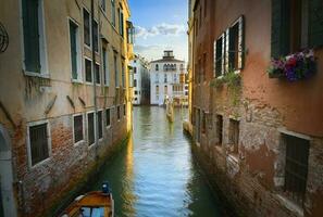 smal kanal i Venedig foto