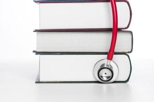begreppet medicinsk utbildning med bok och stetoskop foto