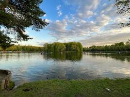 damm i de skog med skön visningar och segling foto