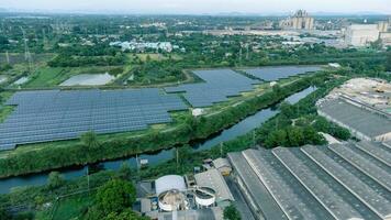 sol- celler jordbruk bredvid med floder och fabriker i industriell område. grön värld begrepp med de ekosystem med teknologi återvinning. foto