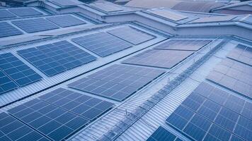 framtida grön energi och hållbar elektricitet resurs begrepp. utomhus- fokus på sol- paneler på hustak eller solceller av fabriker förbi Drönare. industriell tak med sol- cell rutnät med blå tona. foto