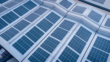framtida grön energi och hållbar elektricitet resurs begrepp. utomhus- fokus på sol- paneler på hustak eller solceller av fabriker förbi Drönare. industriell tak med sol- cell rutnät med blå tona. foto