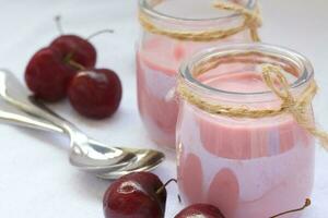 naturlig hemlagad körsbär yoghurt. närbild foto