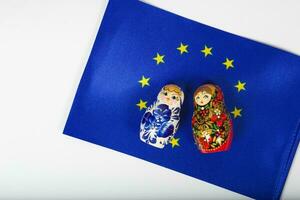 ryska matryoshka dockor på europeisk flagga foto