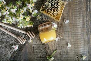 kastanj honung på en trä- yta. foto