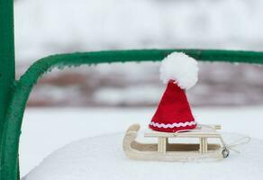 santa hatt på trä- tillverkad släde foto