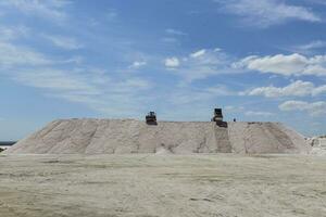 salt lagun beredd till extrahera rå salt, brytning industri i argentina foto