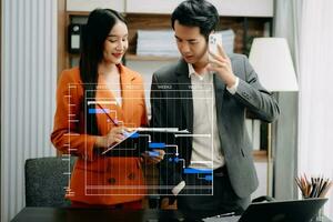 projektledare som arbetar och uppdaterar uppgifter med milstolpar framstegsplanering och Gantt-diagram schemaläggningsdiagram. företag som arbetar med smart telefon, surfplatta och bärbar dator foto