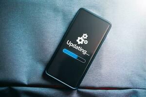 topp se Foto av smartphone med uppdatering programvara på skärm. systemet ingenjör och programmering. programvara appar utvecklaren.