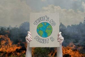 klimat förändra manifestation affisch på en skog brinnande bakgrund. där är Nej planet b. avskogning och förstörelse begrepp foto