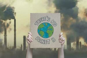 klimat förändra manifestation affisch på ett industriell fossil bränsle brinnande bakgrund. där är Nej planet b foto