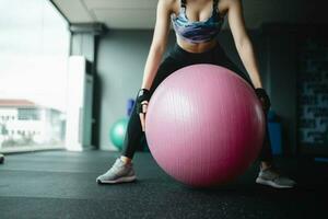 övning flicka på Gym foto